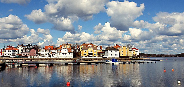 Karlskrona från vatten visas flera lägenheter och hus